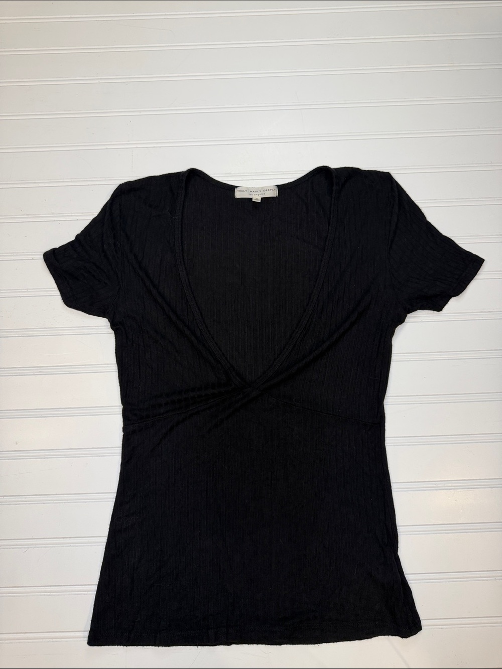 Truly Madly Deeply Black plunge perfect Tee - size Small